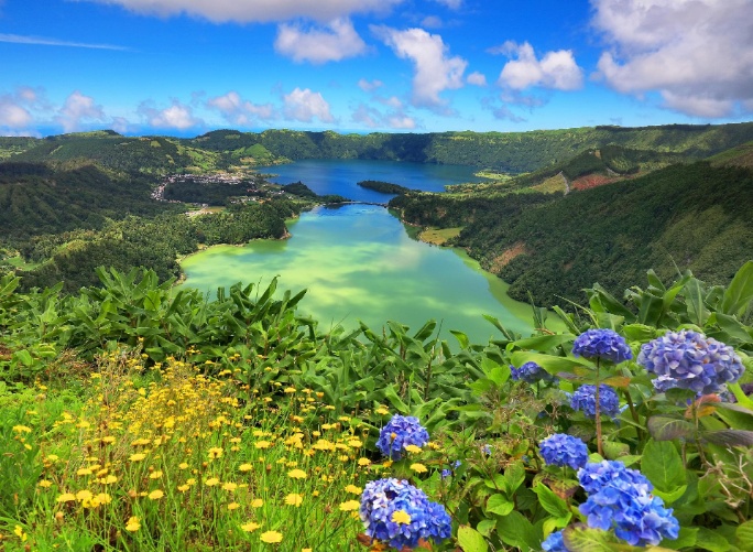 Portugal, Azores, Sete Citades, paisaje cráter volcánico lago