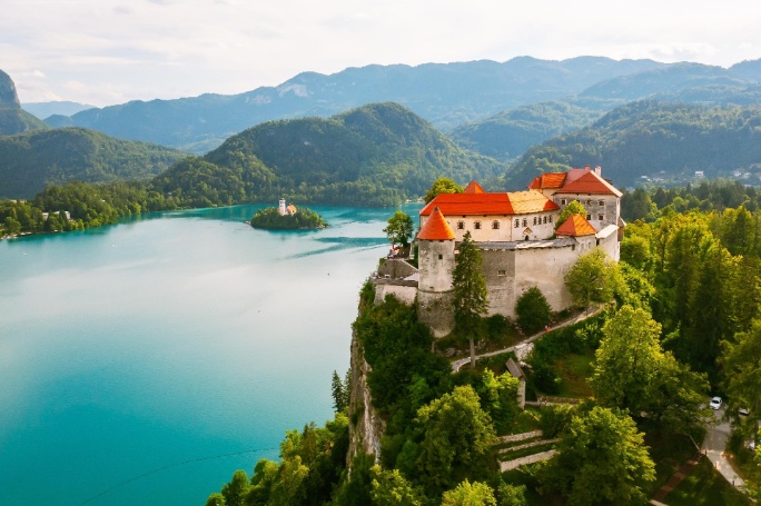 Vista-aerea-del-castillo-medieval-Bled