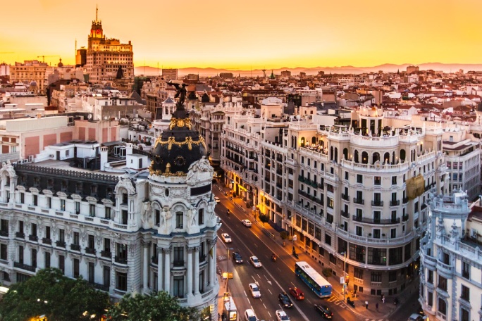 Vista-aerea-panoramica-de-Gran-Via-calle-comercial-principal-de-Madrid