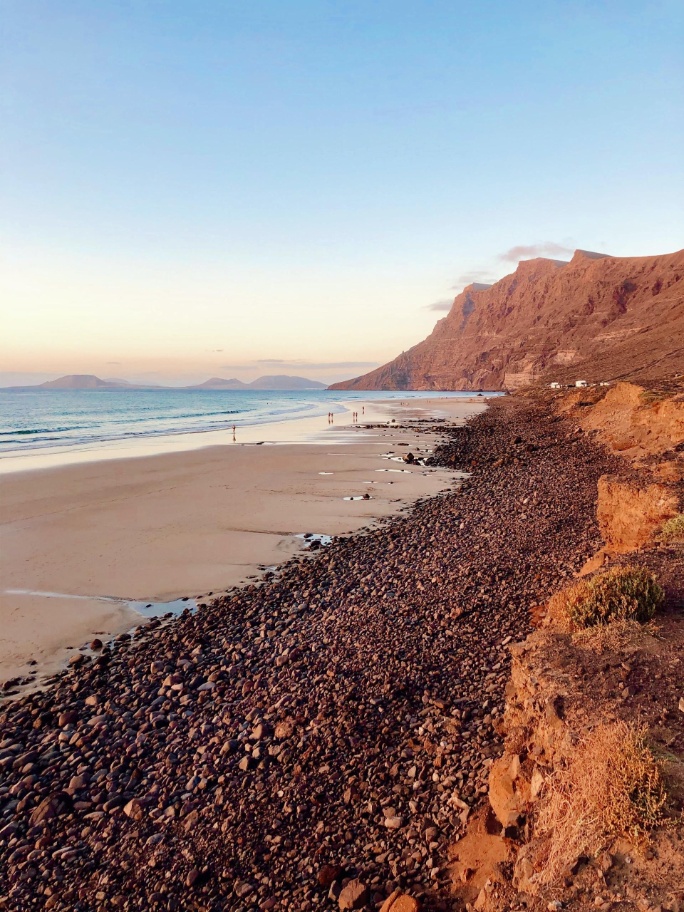 playa famara en lanzarote