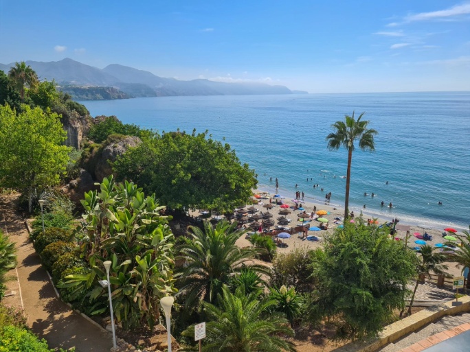 vista aérea de la costa y playa en Nerja Costa del Sol