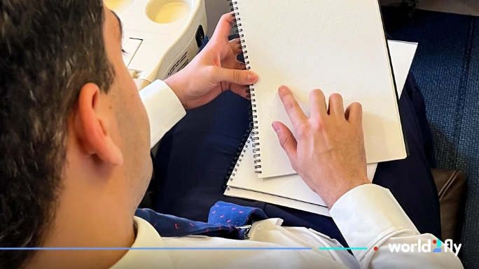 World2Fly incorpora tarjetas de seguridad en braille en sus aviones, reforzando su compromiso con la accesibilidad