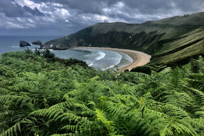 viajes a la costa de asturias. viajar por españa. playas y rutas por europa