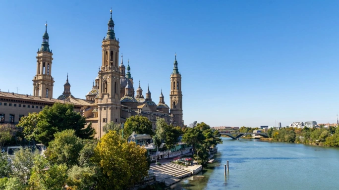 viajar a zaragoza. viajes por españa. vacaciones y rutas por europa