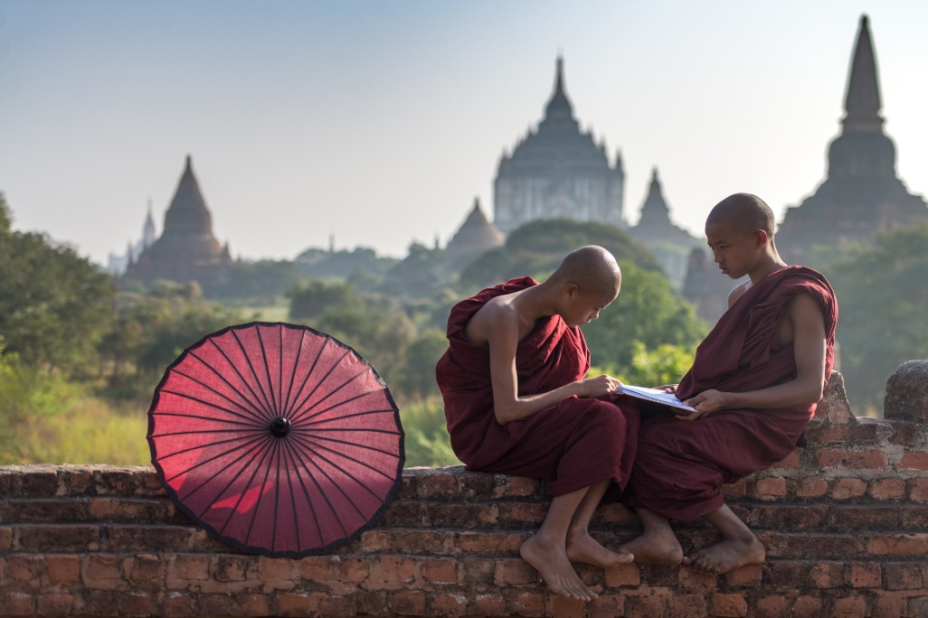 myanmar-bagan-monjes-pagodas
