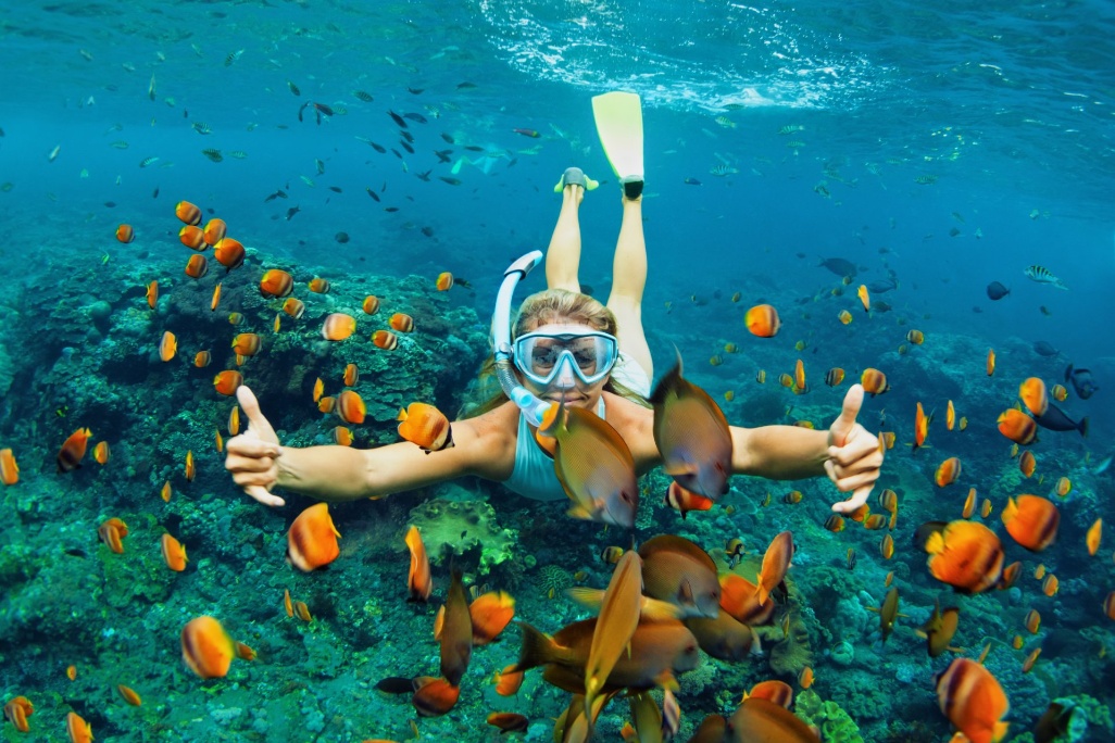 tailandia-buceo-mujer-peces