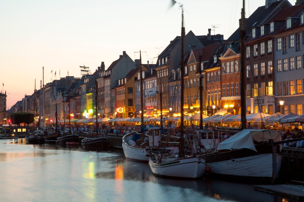 dest-prim-dinamarca-copenhague-nyhavn-canal-noche
