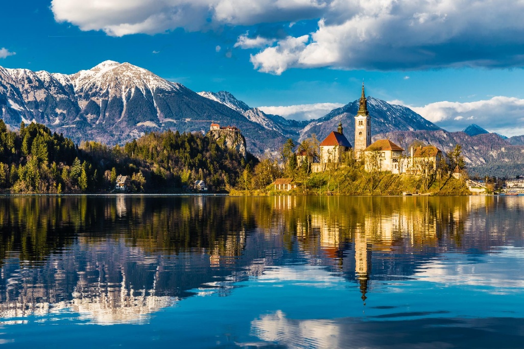 Eslovenia, vista increible isla lago Bled iglesia