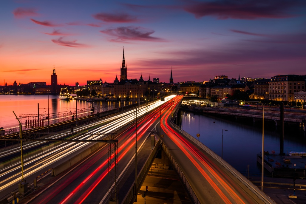 suecia-estocolmo-vista-panoramica-gamla-stan-puente-trafico