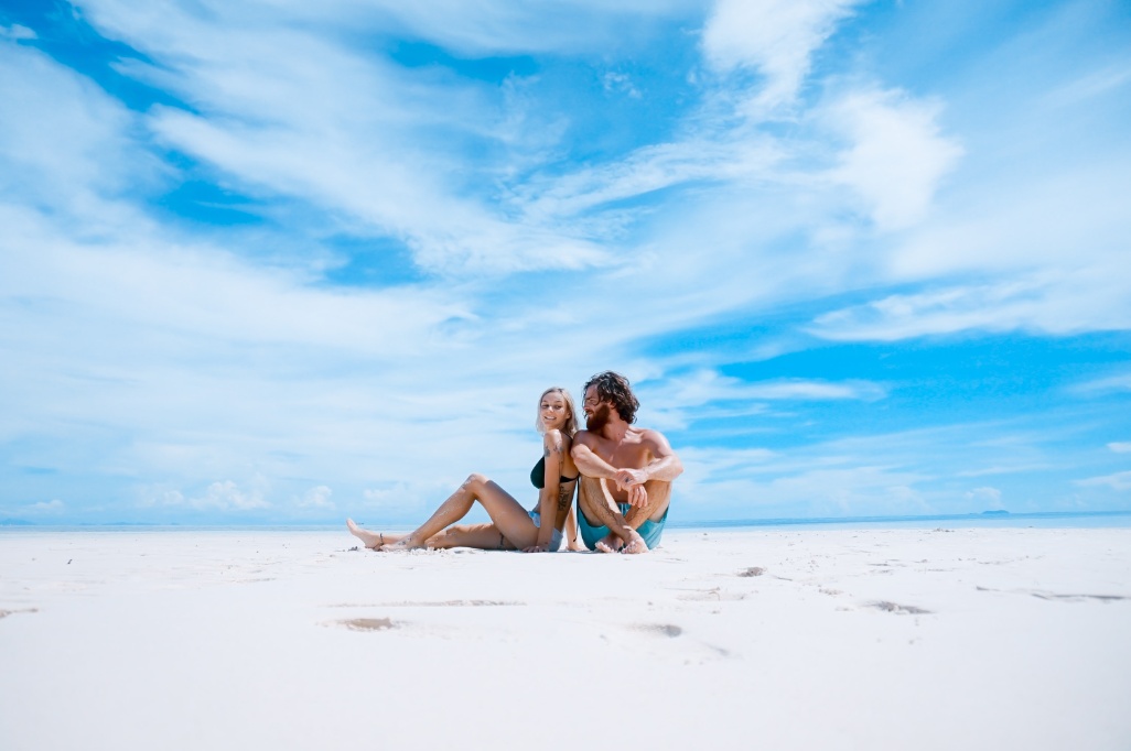 pareja tomando el sol en la playa