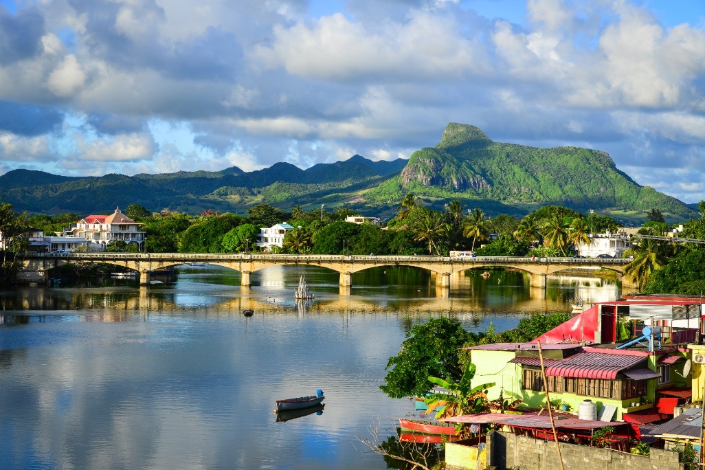 panoramica-montanas-mahebourg-isla-mauricio