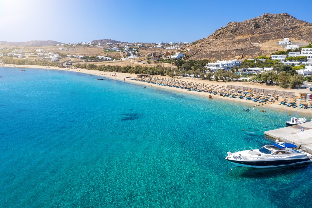 vista-aerea-popular-playa-kalafatis-mykonos
