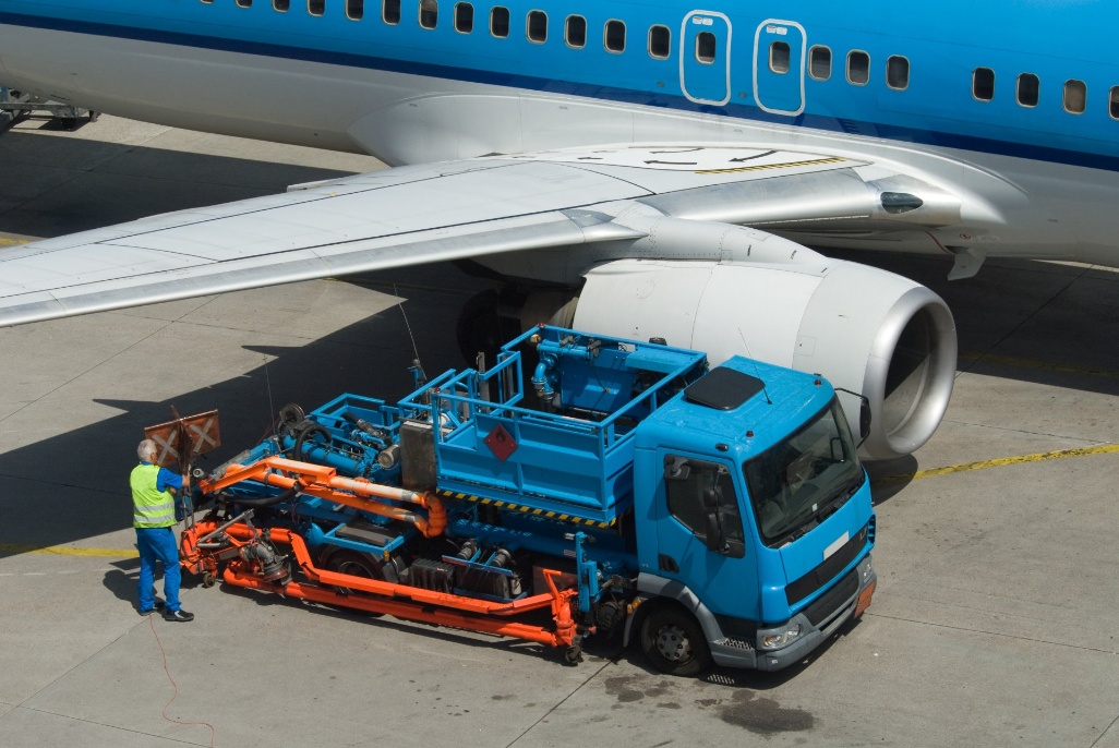 repostando-avion-aeropuerto