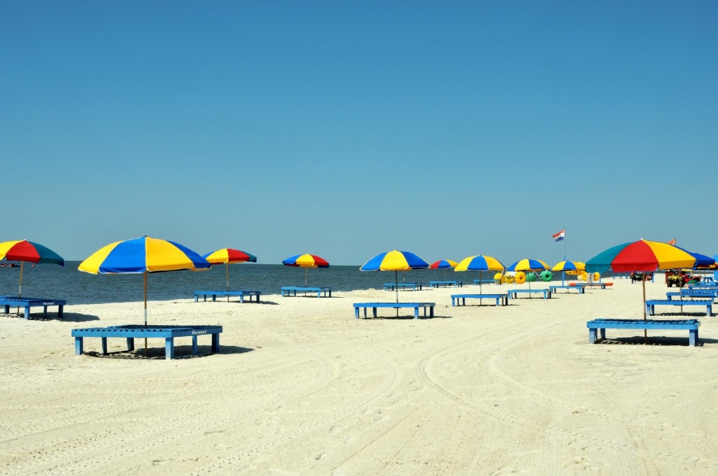 shutterstock_102443926-biloxi-beach-misssissipi