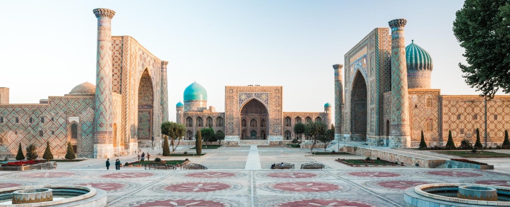 Panorama-de-la-plaza-Registan-en-la-ciudad-de-Samarcanda