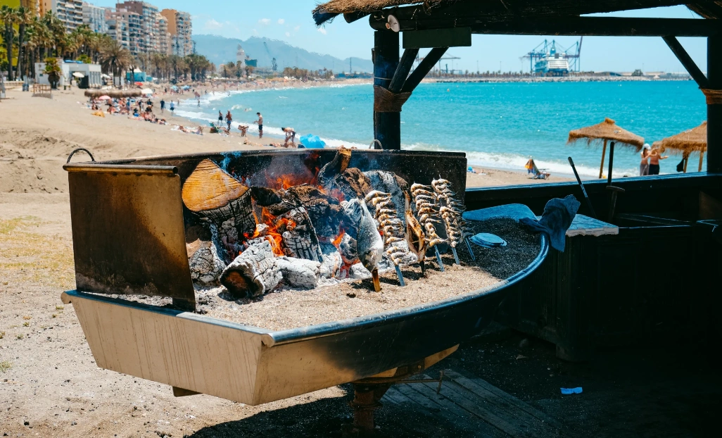 malaga-malaga-ciudad-playa-la-malagueta-espetos.webp
