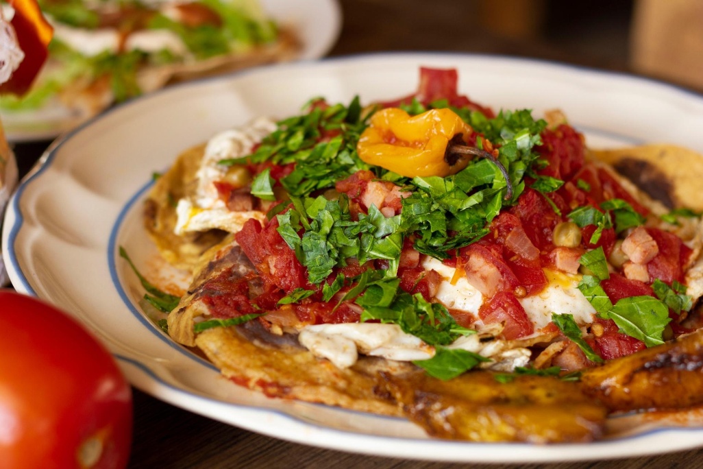 plato típico de huevos motuleños de yucatán en méxico