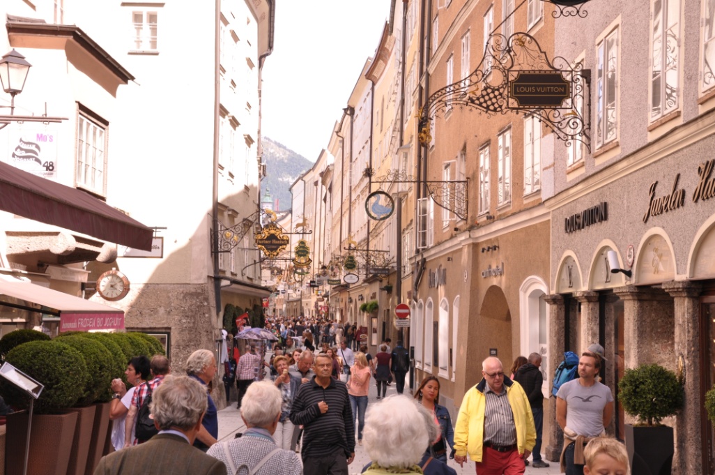 Austria Salzburgo calle gente