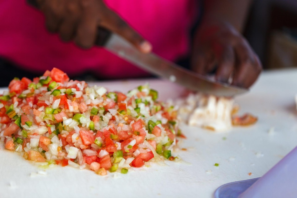 Mujer preparando tradicional plato de Conch en Bahamas