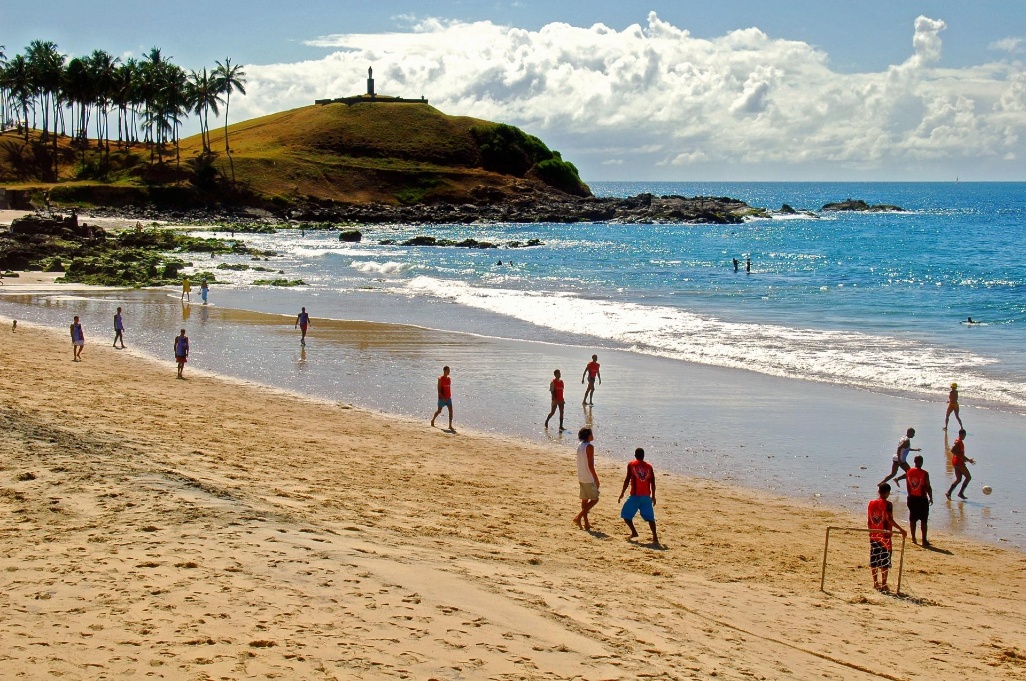 gente jugando al fútbol en una playa de Salvador de BahIa Brasil