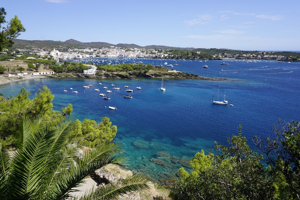 Pueblo cadaques mar barcos
