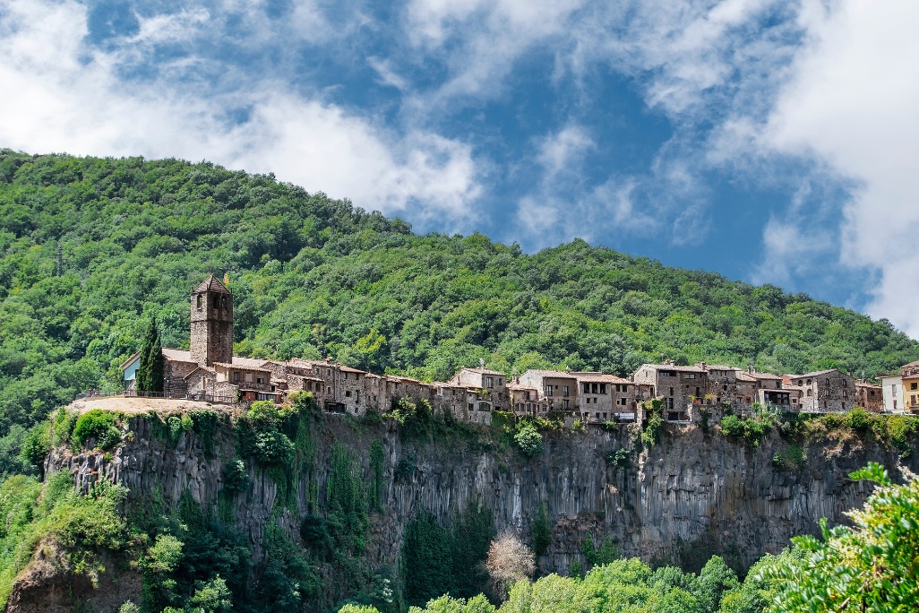 Pueblo castillo monte cataluña españa