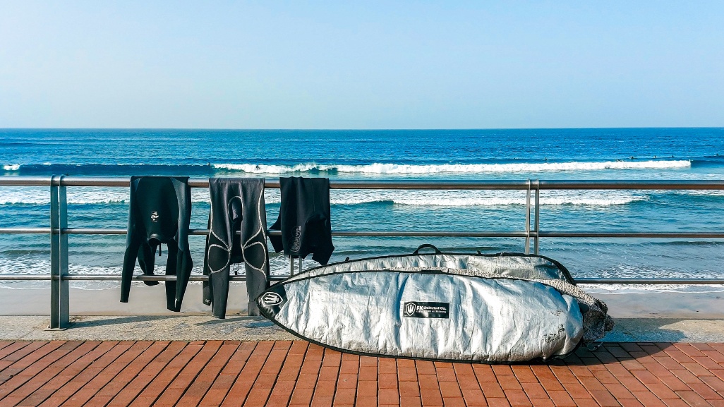 trajes de neopreno y tablas de surf en el paseo de la playa Las Canteras Gran Canaria
