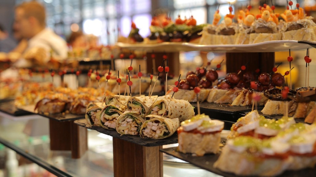 pinchos preparados en la barra de un restaurante en bilbao