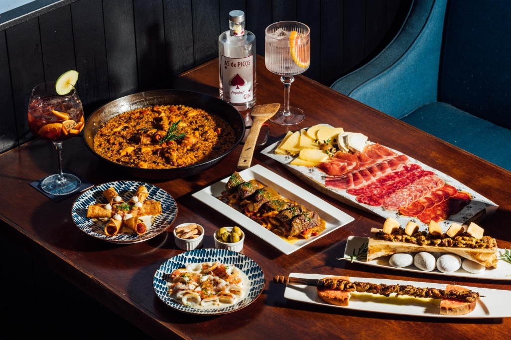 paellas, embutidos, tapas, tinto de verano y ginebra de cantabria