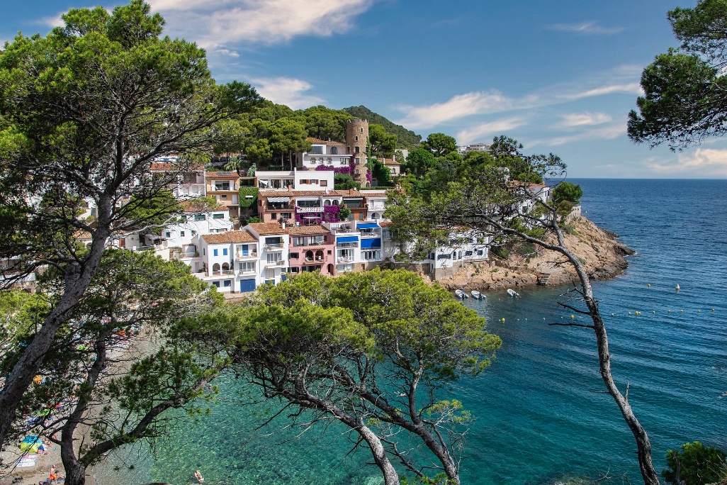 pueblo Begur en Costa Brava, mar y playa