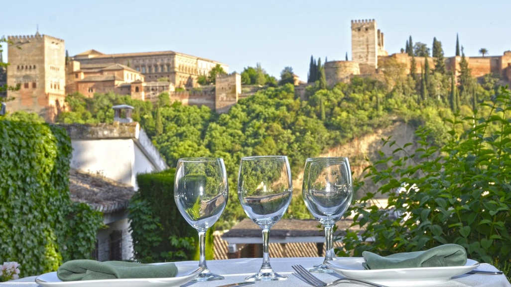 mesa preparada para comer en restaurante con vistas al alhambra en Granada