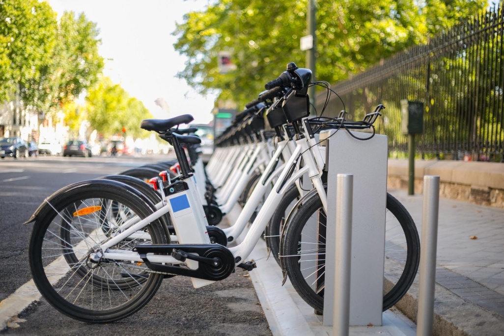 bicicletas aparcadas en la calle en madrid
