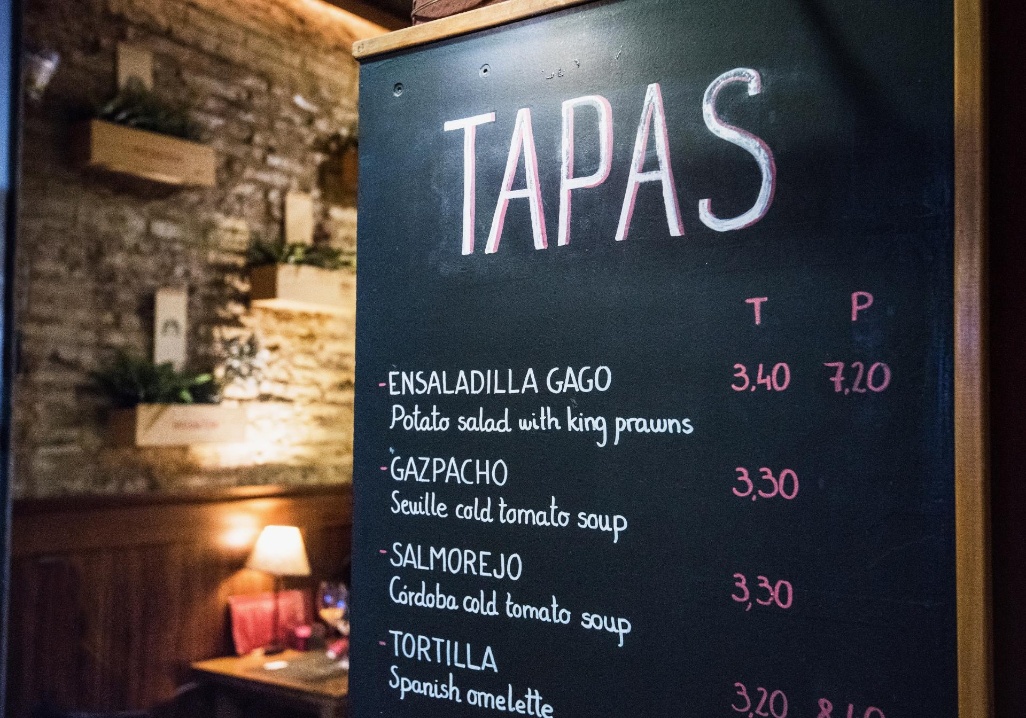 pizarra mostrando el menú de tapas de un restaurante en Sevilla