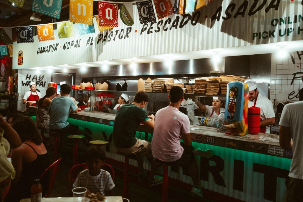 gente cenando en un restaurante de tacos en miami