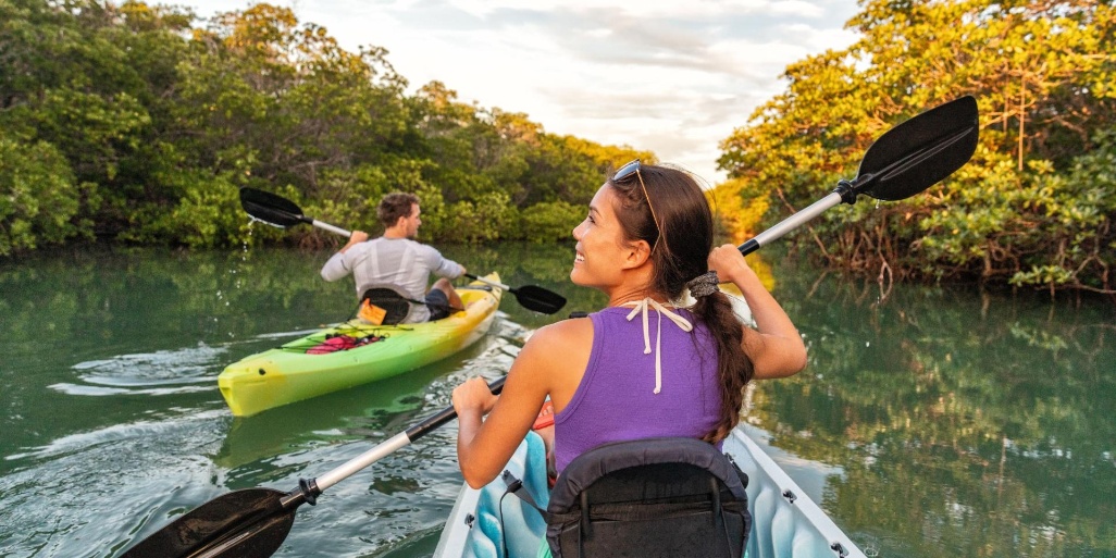 pareja de excursión en kayak por los everglades miami florida