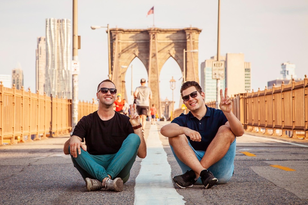 turistas sentados en el puente de brooklyn bridge nueva york