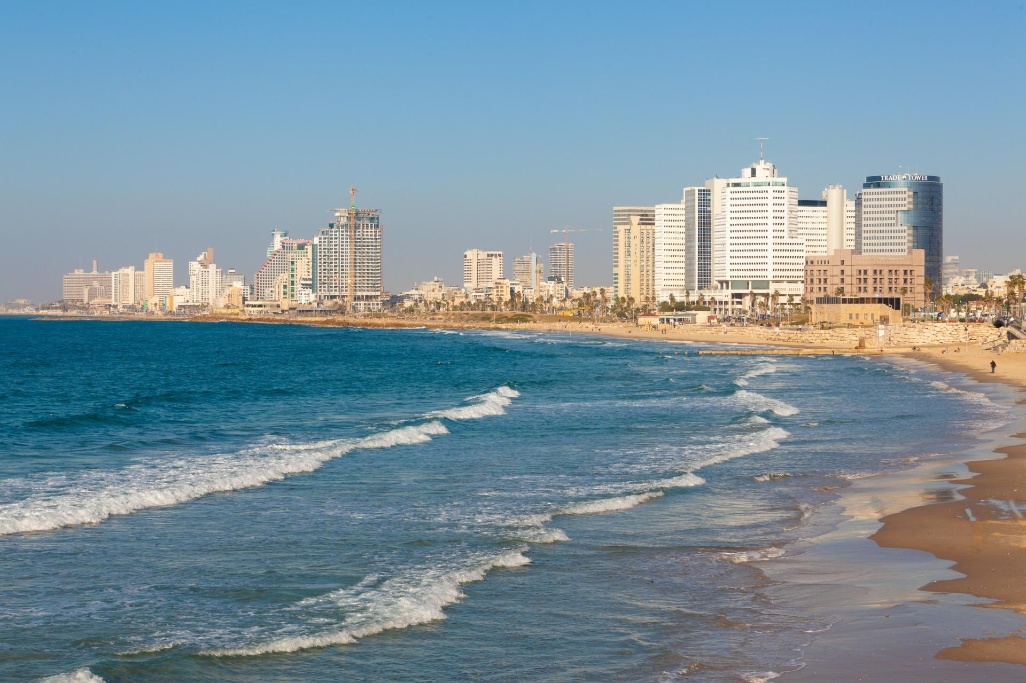 playa de tel aviv con edificios al fondo