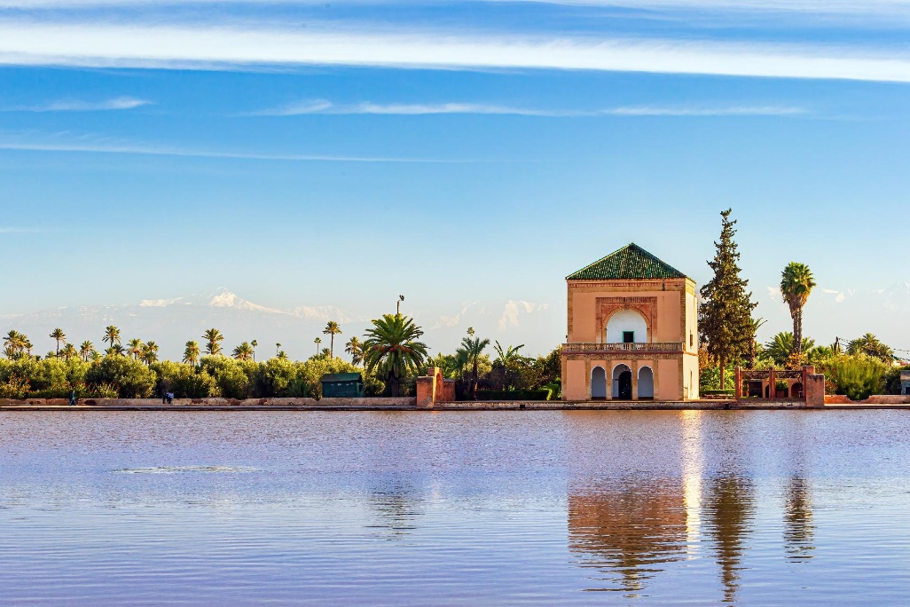jardines-de-Menara-con-las-montanas-del-Atlas-en-Marrakech-Marruecos