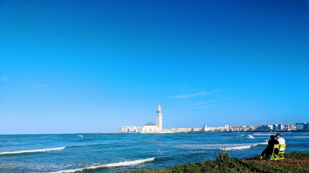 ciudad de Casablanca en Marruecos vista desde la costa con mezquita de fondo