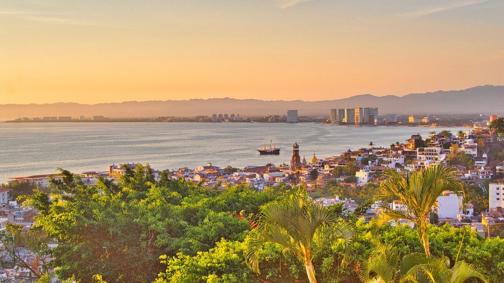 panorámica de puerto vallarta y el mar al atardecer desde las montañas