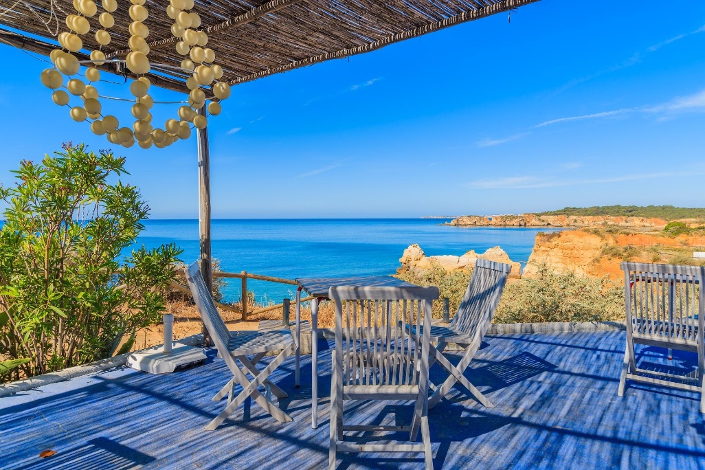 terraza de restaurante frente al mar en portimao algarve portugal