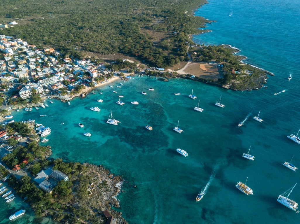 vista aérea de la costa de la romana en república dominicana