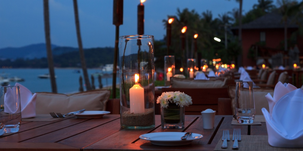 mesas en restaurante frente al mar para cenar con velas
