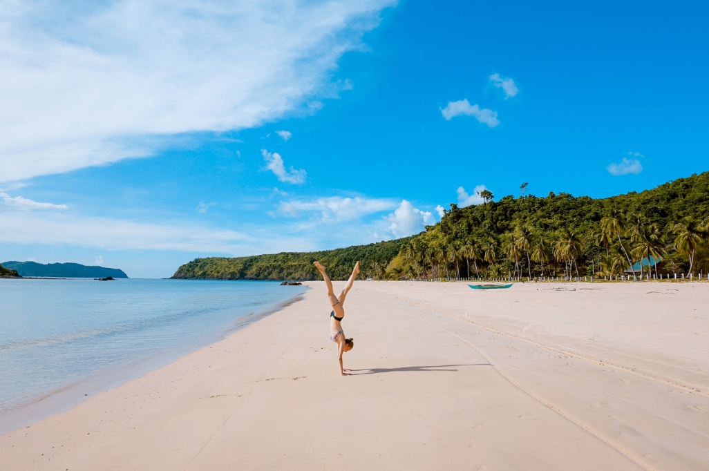 mujer realizando pirueta en la playa mujer realizando pirueta en la playa