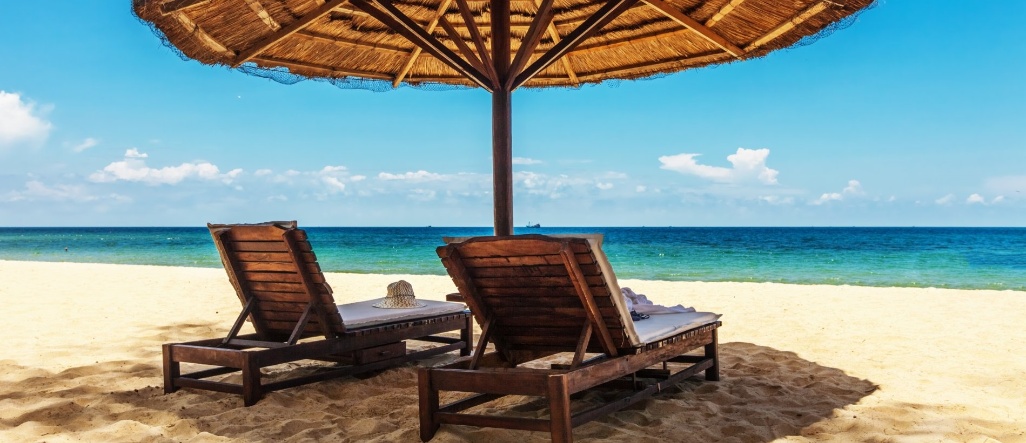 playa sombrilla tumbonas