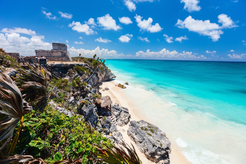 Restos arqueológicos junto a la playa en Tulum México