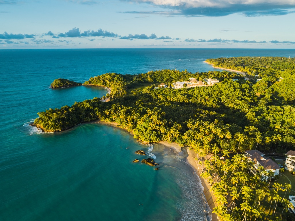 Vista aérea de playa cerca de Punta Cana al atardecer