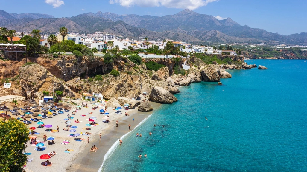 viajes de playa en la costa del sol, malaga. viajar por españa. vacaciones y rutas por andalucia, europa