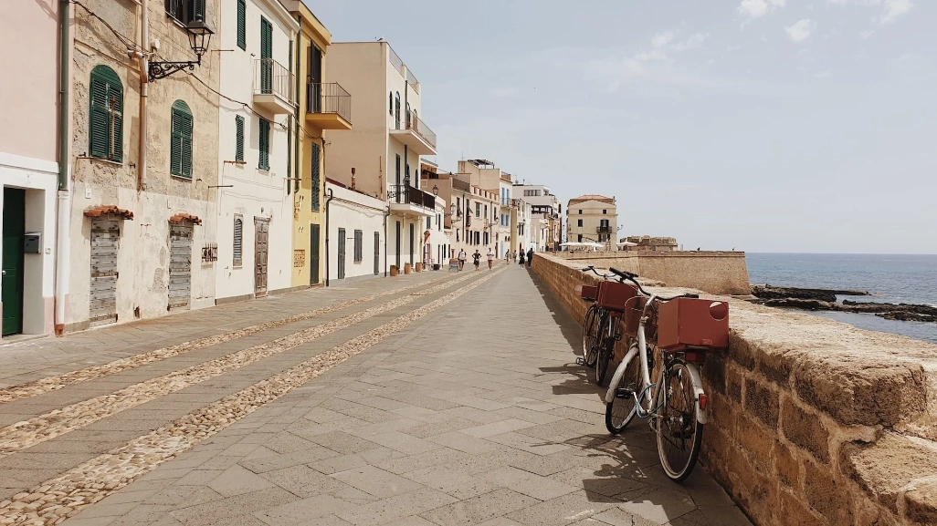 viajar a alghero. viaje a italia vacaciones en cerdeña