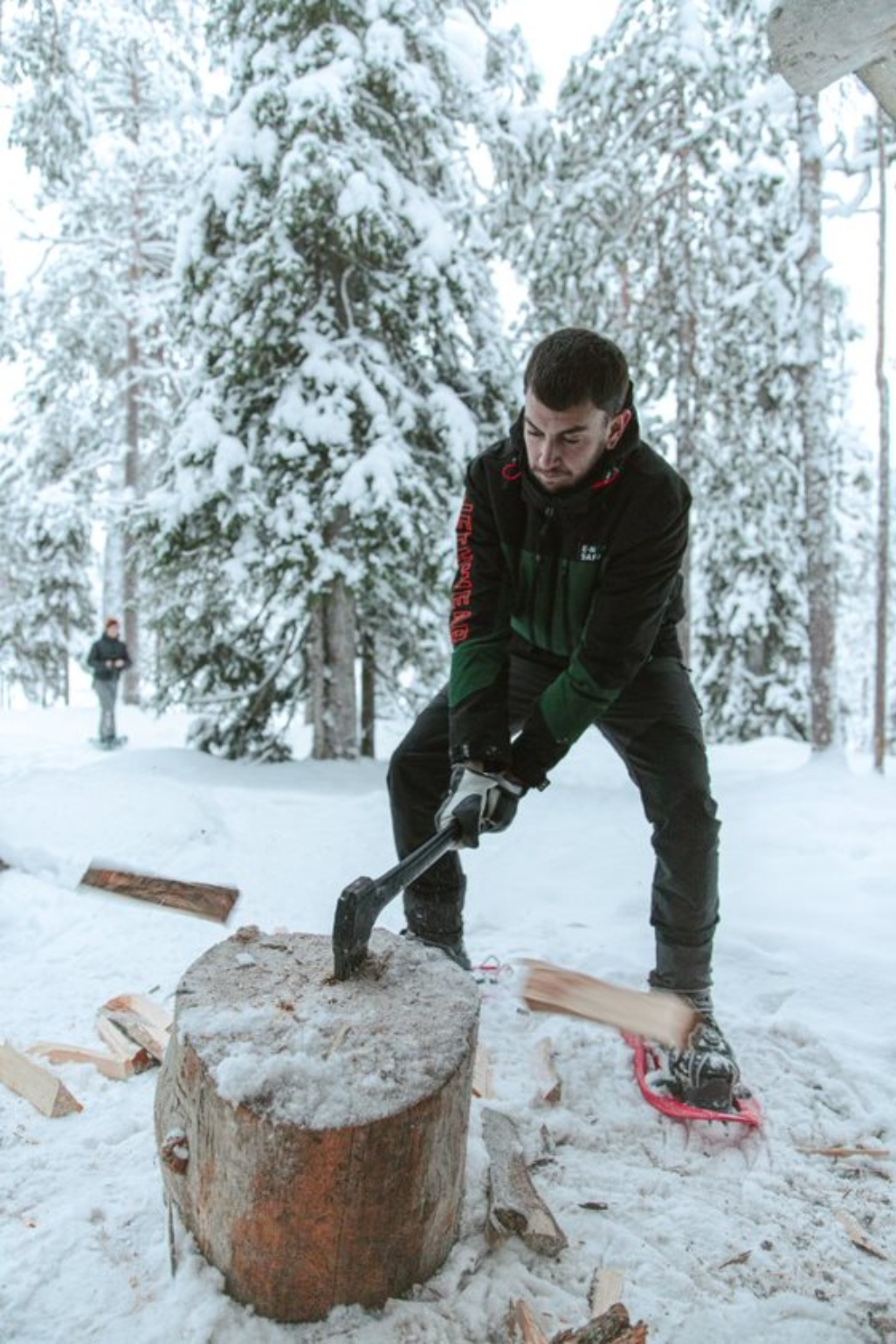 Hombre cortando madera